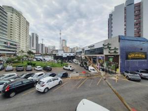 un estacionamiento con autos estacionados en una ciudad en kitnet Águas Claras en Águas Claras