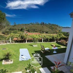 パレーデス・デ・コウラにあるCasa Santa Marinhaの山の景色を望む庭園