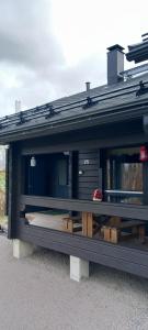 耶姆赛HIMOS Edullista majoittumista keskellä palveluja, KOIVULA 25, Lue Majoituspaikan tiedot OHJEISTUS INFO的一栋建筑,里面有一个带桌子的房间