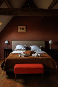 - une chambre avec un grand lit et 2 oreillers dans l'établissement Het Oud Gemeentehuis-De Levensboom, à Damme