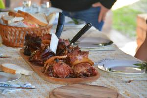 uma mesa com um prato de comida e um cesto de pão em Németh Tanya Vendégház em Pusztaszer