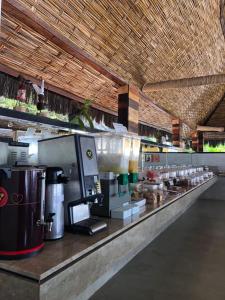 a kitchen with a counter with aasteryasteryasteryasteryasteryasteryasteryasteryastery at Hotel Morro De São Paulo in Morro de São Paulo