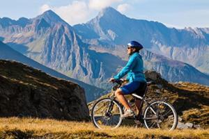 eine Person, die auf einem Berg Fahrrad fährt in der Unterkunft Spectacular mountain hideaway in Antey-Saint-André