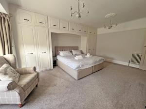 Кровать или кровати в номере Four Bedroom Family Abode with Hot Tub, Garden and BBQ