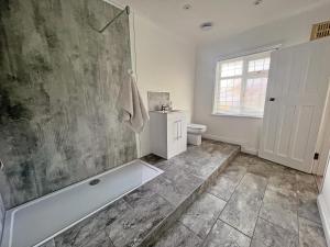 Ванная комната в Four Bedroom Family Abode with Hot Tub, Garden and BBQ +27 фотографий