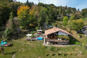 eine Luftansicht eines Hauses auf einem Hügel in der Unterkunft Chalet "Baita Cavacca" in Crone