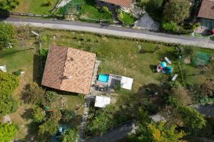 una vista aérea de una casa con patio en Chalet "Baita Cavacca" en Crone