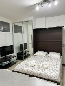 1 dormitorio con 1 cama con 2 toallas en Nice : Superbe Studio Chaleureux et fonctionnel, en Niza