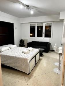 1 dormitorio con 1 cama y sala de estar en Nice : Superbe Studio Chaleureux et fonctionnel, en Niza