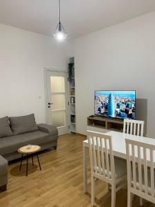 TV a/nebo společenská místnost v ubytování Apartman Mandić
