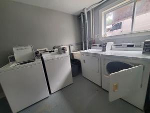 Kuchyň nebo kuchyňský kout v ubytování *NEW: Stylish Wortley 1BR Suite