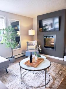 uma sala de estar com uma mesa de centro e um sofá em *NEW: Stylish Wortley 1BR Suite em London