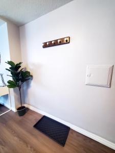 um quarto com uma parede branca com uma planta em *NEW: Stylish Wortley 1BR Suite em London