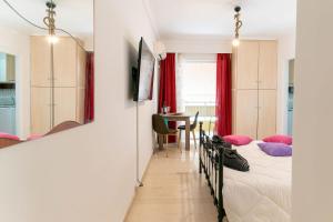 um quarto com duas camas e uma mesa em Maria's Apartment δίπλα στο Νοσοκομείο Παίδων και στο Λαϊκό em Atenas
