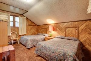 1 dormitorio con 2 camas y mesa con lámpara en Iron River Vacation Rental - Walk to Ski Brule!, en Iron River