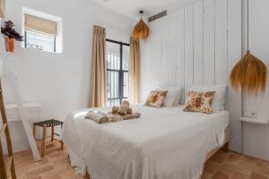 Un dormitorio con una cama con dos ositos de peluche. en Casa Aduar 22 2b MarbellaOldTown, en Marbella