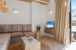 sala de estar con sofá y TV en Casa Aduar 22 2b MarbellaOldTown, en Marbella