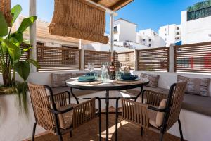 patio con mesa y sillas en el balcón en Casa Aduar 22 2b MarbellaOldTown, en Marbella