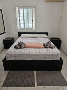 מיטה או מיטות בחדר ב-Trudy's home