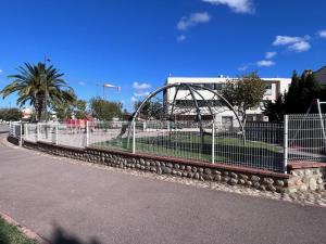een speeltuin in een park met een achtbaan bij Logement entier : Maison in Saleilles
