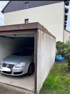 un coche plateado estacionado dentro de un garaje en Schöne Wohnung in einer ruhiger Umgebung, en Machern