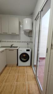 Kuchyň nebo kuchyňský kout v ubytování Apartamentos Séneca junto al Centro