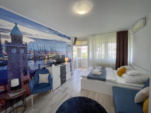 a bedroom with a bed and a mural of a building at Villa Blue Arany Apartman in Szekszárd