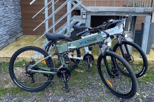 una bicicleta estacionada frente a un garaje en Come à la maison!, en Coupvray