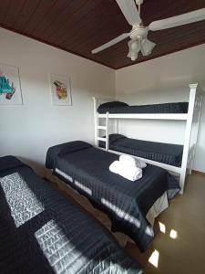 a bedroom with two bunk beds and a ceiling fan at Chacras del mar in Mar Azul