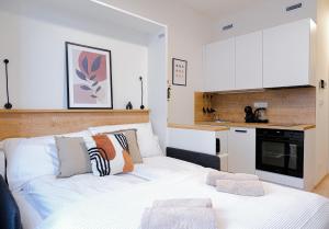 Postel nebo postele na pokoji v ubytování MyMozart Apartments Prague by Rentero Property