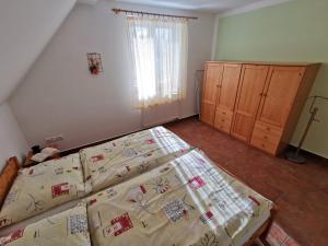 Penzion Mia في Dolní Moravice: غرفة نوم بسرير كبير ونافذة