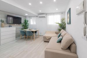 ein Wohnzimmer mit Sofa und Tisch in der Unterkunft Refugio playero para 5 personas in Castelldefels