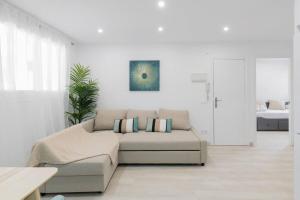 ein Wohnzimmer mit einer Couch und einem Bett in der Unterkunft Refugio playero para 5 personas in Castelldefels + 13 Fotos