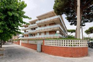 ein Gebäude mit einem Steinzaun davor in der Unterkunft Refugio playero para 5 personas in Castelldefels