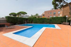 ein Pool in einem Hof neben einem Gebäude in der Unterkunft Refugio playero para 5 personas in Castelldefels