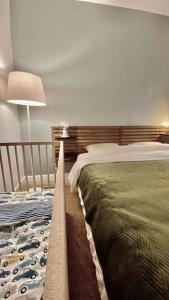 a bedroom with a bed and a lamp next to it at Charmant appartement à Nogent-sur-Marne in Nogent-sur-Marne