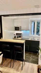 a kitchen with a counter and some chairs in it at Charmant appartement à Nogent-sur-Marne in Nogent-sur-Marne