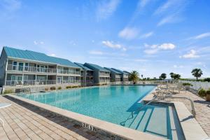 uma grande piscina em frente a um resort em Tranquil Waterfront Retreat w Scenic Views and Pool em North Port