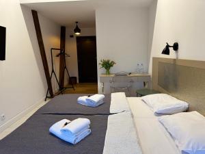 two beds with towels on top of them in a room at Stary Folwark Machnice in Machnice