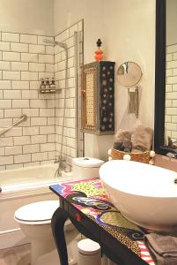łazienka z umywalką, toaletą i wanną w obiekcie Hampton Court Grand Snug Sleeps 6 - Walk to Palace and Train w mieście Molesey