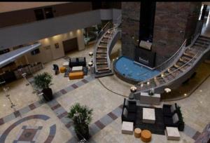 an overhead view of a lobby with a spiral staircase at Guarulhos Flats Services in Guarulhos