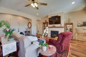 sala de estar con sofá, sillas y chimenea en Rio Rancho Vacation Rental 17 Mi to Albuquerque!, en Rio Rancho