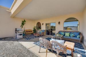 sala de estar con sofá azul y sillas en Rio Rancho Vacation Rental 17 Mi to Albuquerque!, en Rio Rancho