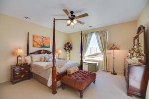 1 dormitorio con 1 cama y ventilador de techo en Rio Rancho Vacation Rental 17 Mi to Albuquerque!, en Rio Rancho