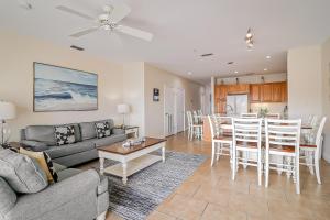 ein Wohnzimmer mit einem Sofa und einem Tisch in der Unterkunft Desoto 305 Seaside Bliss in Tybee Island