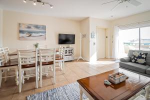 ein Wohnzimmer mit einem Tisch und einem Sofa in der Unterkunft Desoto 305 Seaside Bliss in Tybee Island
