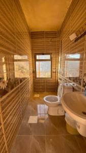 uma casa de banho com um WC e um lavatório em Wild Dana Eco Lodge- Hotel-Eco-Camp em Dana
