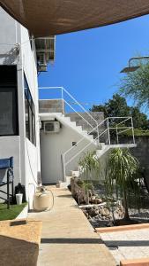 una escalera que conduce a un edificio blanco con escaleras en Departamento Amueblado con Alberca Pedregal A, en Tamasopo