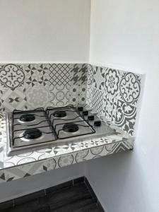 cocina con fogones y azulejos en la pared en Departamento Amueblado con Alberca Pedregal A, en Tamasopo