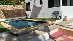 una piscina con una silla junto a una casa en Departamento Amueblado con Alberca Pedregal A, en Tamasopo